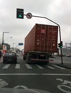 V&iacute;deo flagra caminh&atilde;o com container solto em Itaja&iacute;. – Foto: Reprodu&ccedil;&atilde;o