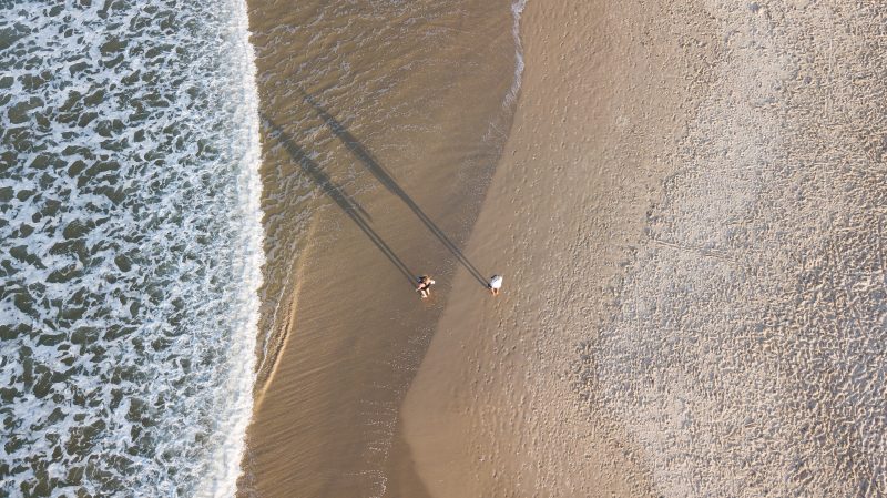 Praia dos Ingleses em foto de abril, auge da quarentena do coronav&iacute;rus – Foto: Cristiano Estrela
