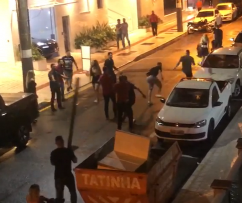 Pedrada e gritaria na sa&iacute;da de bar em Balne&aacute;rio Cambori&uacute;. – Foto: Reprodu&ccedil;&atilde;o