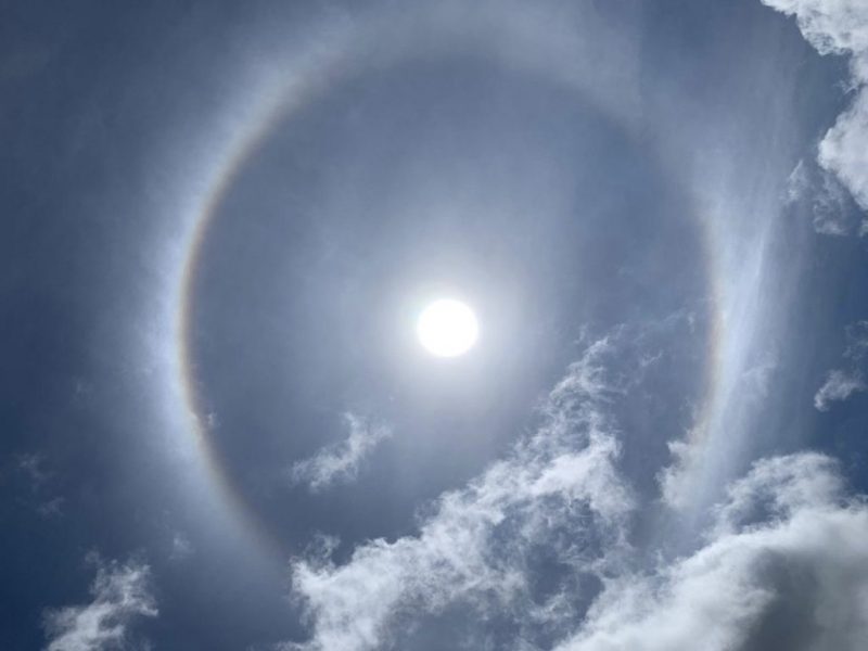 Halo é visto ao redor do sol 