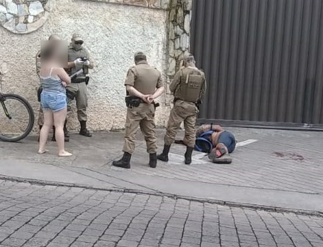 Homem &eacute; linchado no meio da rua ap&oacute;s roubar celular em Blumenau – Foto: homem-linchado