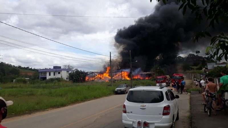 Inc&ecirc;ndio destruiu galp&atilde;o de reciclagens no bairro Barra do Rio Cerro – Foto: Redes Sociais/Divulga&ccedil;&atilde;o