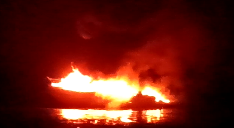 Inc&ecirc;ndio ocorreu na noite deste s&aacute;bado (17) em Joinville e nove pessoas estavam na embarca&ccedil;&atilde;o – Foto: Redes Sociais/Divulga&ccedil;&atilde;o