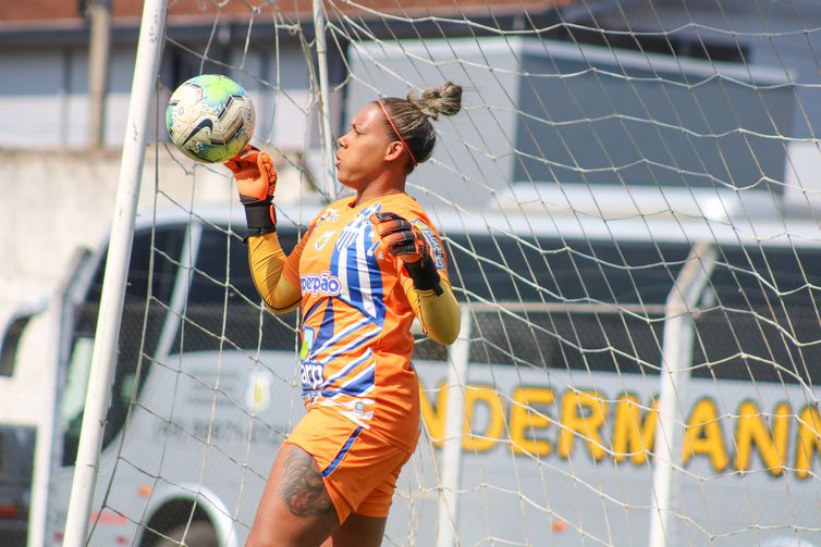 Goleiro da sele&ccedil;&atilde;o brasileira, B&aacute;rbara chegou ao Kindermann em 2017, na volta do time ao campeonato nacional – Foto: Andrielli Zambonin/Ava&iacute;/Kindermann/ND