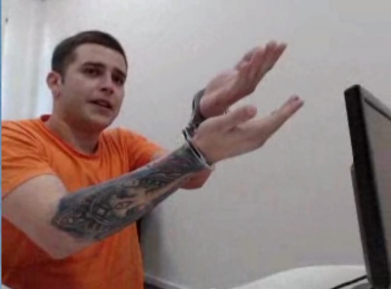 Em depoimento, Leonardo mostra ao juiz como teria manuseado a arma – Foto: Reprodu&ccedil;&atilde;o NDTV