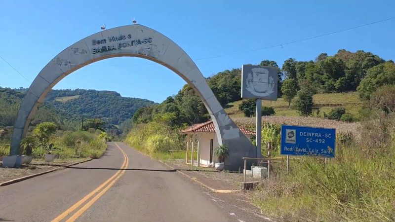Portal de entrada do município de Barra Bonita, Oeste de SC. É certo dispensar licitação para fomentar a campanha do agasalho? – Foto: Reprodução/Youtube/ND