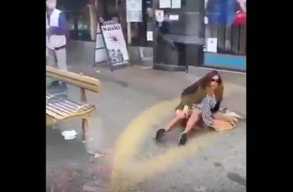 Mulher foi jogada do &ocirc;nibus ap&oacute;s cuspe – Foto: Reprodu&ccedil;&atilde;o/Metr&oacute;poles