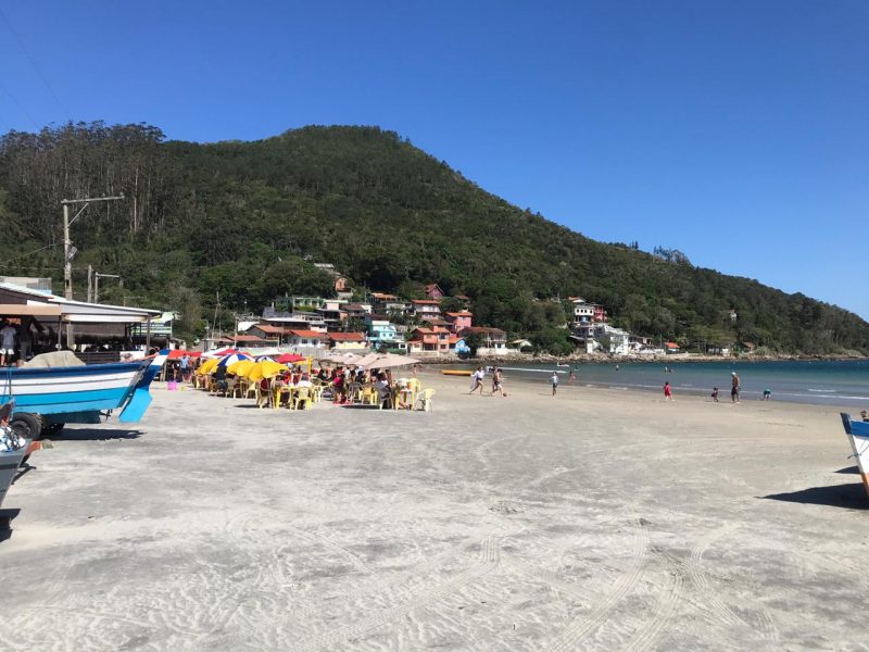 Praia do Pântano do Sul, em Florianópolis, apontada como a mais poluída do Brasil