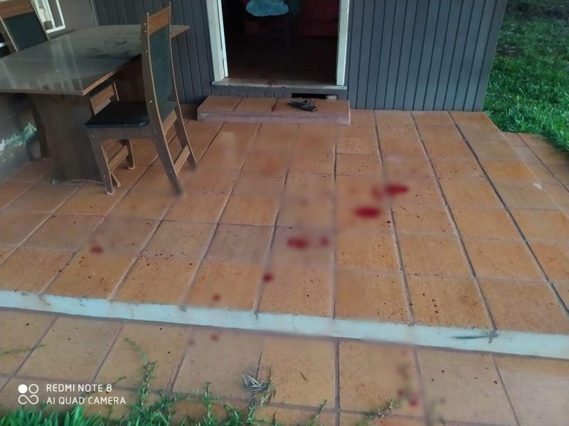 Jovem foi esfaqueado em casa – Foto: PM/ND