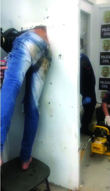 Preso fica entalado ao tentar fugir do pres&iacute;dio de Penha – Foto: Reprodu&ccedil;&atilde;o internet