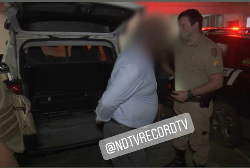 homem suspeito de estupro sendo preso