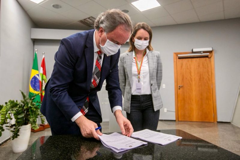 Deputado Kennedy Nunes (PSL) protocolou o relat&oacute;rio do impeachment na tarde desta quarta-feira (7) – Foto: Alesc/Divulga&ccedil;&atilde;o/ND