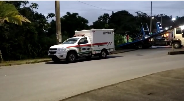 Trabalhos de retirada do corpo e remoção do veículo do rio levaram cerca de seis horas - Foto: Reprodução vídeo Joinville News