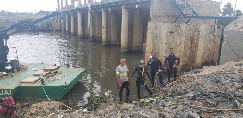 Mergulhadores especializados instalam placas met&aacute;licas na barragem do Rio Itaja&iacute;-A&ccedil;u. – Foto: Divulga&ccedil;&atilde;o/Semasa Itaja&iacute;