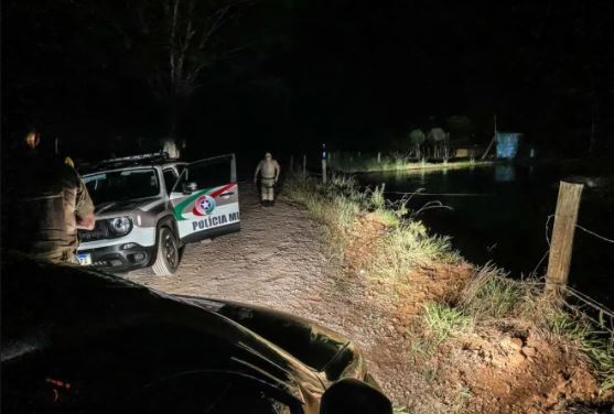 A viatura caiu no a&ccedil;ude durante uma persegui&ccedil;&atilde;o policial na madrugada desta quinta-feira (22) – Foto: Cristian L&ouml;sch/Portal Peperi