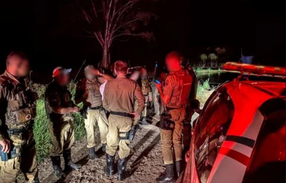 Os policiais que estavam na viatura n&atilde;o se feriram, por&eacute;m o carro ficou submerso no a&ccedil;ude – Foto: Cristian L&ouml;sch/Portal Peperi