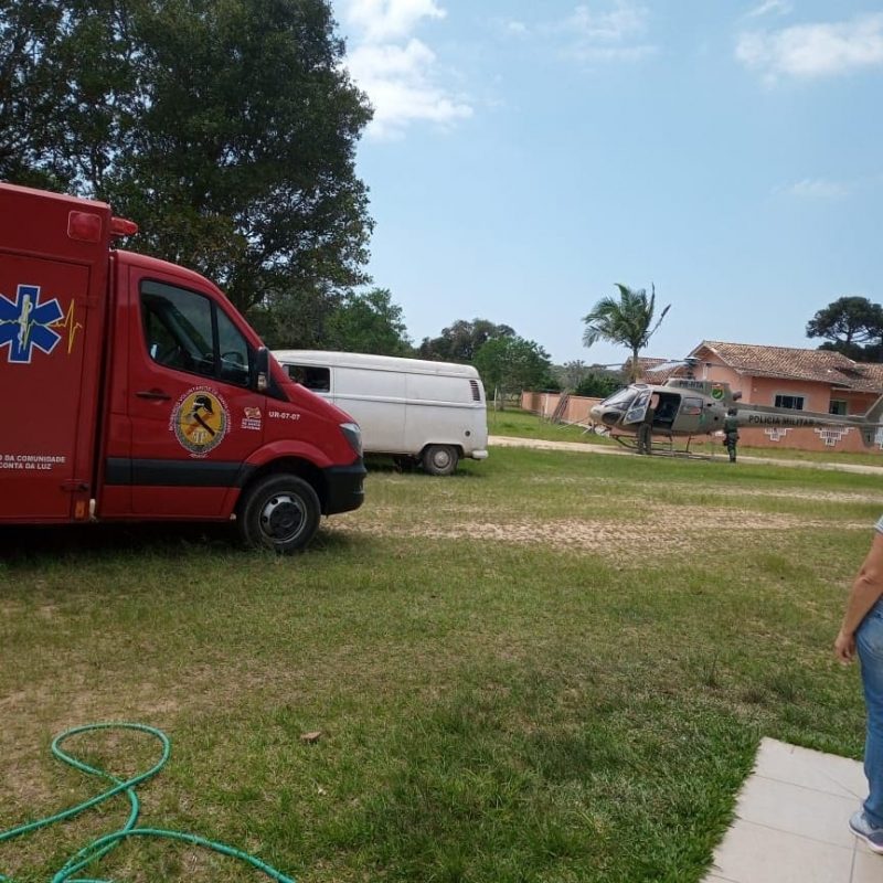 V&iacute;tima foi atendida pelos bombeiros volunt&aacute;rios de S&atilde;o Francisco do Sul e levada ao hospital pelo helic&oacute;ptero &Aacute;guia – Foto: Divulga&ccedil;&atilde;o/ND