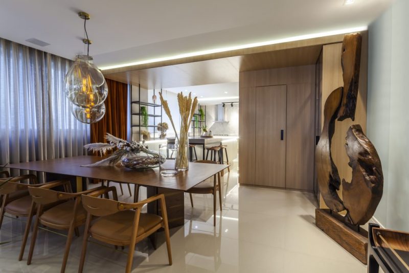 Pe&ccedil;a destaque do projeto &eacute; o viol&atilde;o em madeira maci&ccedil;a, que representa a liga&ccedil;&atilde;o de Zez&eacute; di Camargo com a m&uacute;sica. – Foto: Acervo Thayane Santana