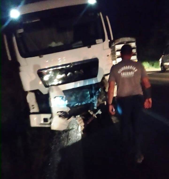 Se envolveu na batida um caminh&atilde;o com placas de Pinhalzinho – Foto: Divulga&ccedil;&atilde;o/Oeste Mais