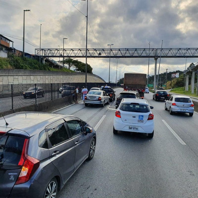 Ap&oacute;s engavetamento, filas come&ccedil;am a se formar na BR-101 em S&atilde;o Jos&eacute; – Foto: Reprodu&ccedil;&atilde;o/Pista Limpa