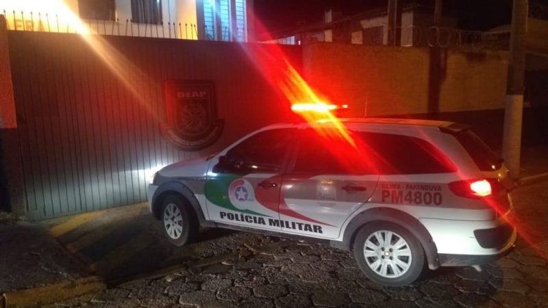 Homem foi preso na noite deste s&aacute;bado (21) ap&oacute;s ser encontrado escondido na varanda de uma casa – Foto: Pol&iacute;cia Militar/Divulga&ccedil;&atilde;o