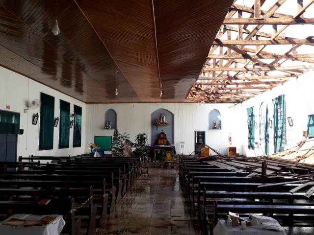 Telhado cedeu e m&oacute;veis ficaram molhados durante o temporal – Foto: Corpo de Bombeiros