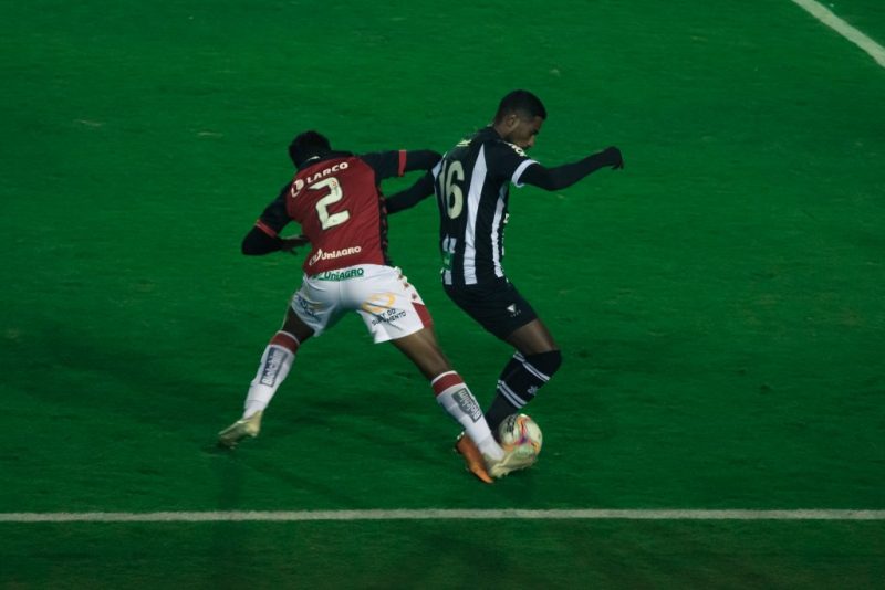 Figueirense 0 a 0 Vitória; duelo dentro do estádio Orlando Scarpelli, sem triunfo, sobre um adversário que no final viria a ser seu concorrente. – Foto: Patrick Floriani/FFC/ND