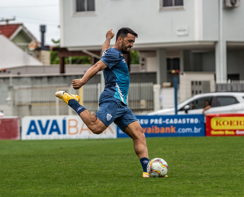 Lateral Edilson, novo refor&ccedil;o, j&aacute; treina no Sul da Ilha – Foto: Leandro Boeira/Ava&iacute; FC/divulga&ccedil;&atilde;o