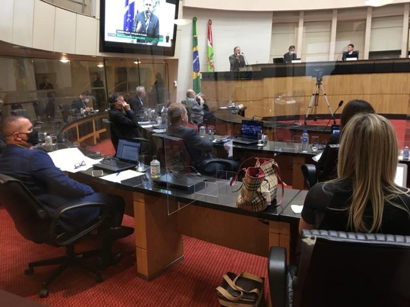 Deputados e desembargadores durante manifestação dos acusadores 