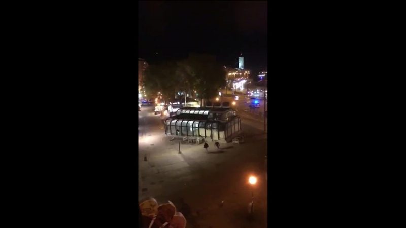 Momento em que uma troca de tiros &eacute; feita – Foto: Twitter/Reprodu&ccedil;&atilde;o