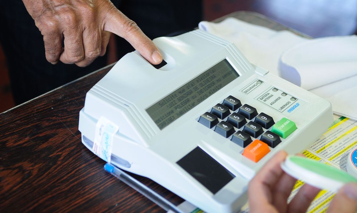 Cidadão que não regularizar o título de eleitor ficará impedido de votar Cidadão que não regularizar o título de eleitor ficará impedido de votar