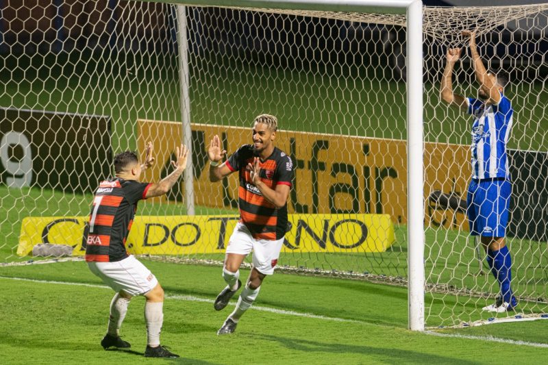 <strong>NOVEMBRO</strong>: O Avaí começa o returno da Série B empatando com o Náutico fora de casa, 2 a 2. Na sequência venceu o Paraná Clube, por 2 a 1, Confiança e Botafogo-SP por 1 a 0. Mais uma vez quando parecia que iria embalar, veio a derrota nos acréscimos diante do Cuiabá, 2 a 1. O estopim para o torcedor acabou sendo a derrota diante do lanterna e virtual rebaixado Oeste (foto), um sonoro 3 a 0 em plena Ressacada e a situação de Geninho ficava cada vez mais insustentável. – Foto: Roberto Zacarias/Mafalda Press/Agência Estado