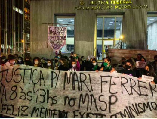 Um faixa "justiça p/ Mari Ferrer" com mulheres segurando