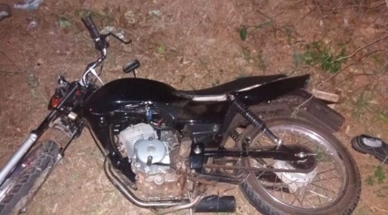 Motociclista ficou gravemente ferido ap&oacute;s bater na traseira do carro na SC-160, em Saudades – Foto: PMRv