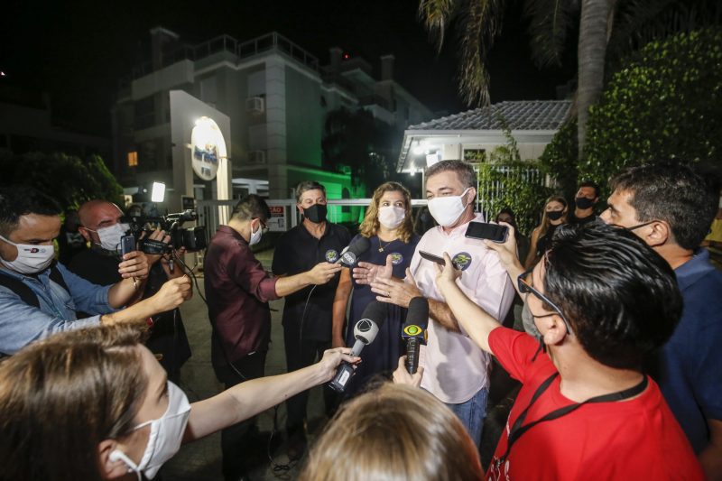 Gean Loureiro (DEM) d&aacute; coletiva depois da confirma&ccedil;&atilde;o da vit&oacute;ria no primeiro turno – Foto: Anderson Coelho/ND