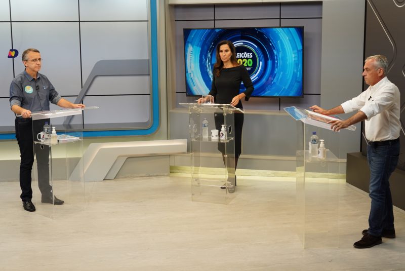 M&aacute;rio Hildebrandt (&agrave; esquerda) e Jo&atilde;o Paulo Klein&uuml;bing (&agrave; direita), no in&iacute;cio do debate em Blumenau – Foto: Vin&iacute;cius Bretzke / ND+