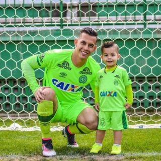 Danilo Padilha: Marcos Danilo Padilha era o goleiro da Chapecoense. Ele tinha 31 anos e estava no Verdão desde 2013. Foi um dos protagonistas do clube na campanha que levou o time até a final da Sulamericana. Natural de Cianorte (PR), iniciou a carreira no time de sua cidade Natal e ficou por três anos na Chapecoense. Foto: Reprodução/Chapecoense
