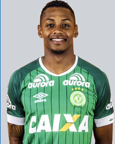 Dener: Dener Assunção tinha 25 anos e era lateral-esquerdo da Chapecoense. O jogador foi revelado pelo Grêmio e era natural de Bagé (RS). Era um dos destaques do time. – Foto: Reprodução/Chapecoense