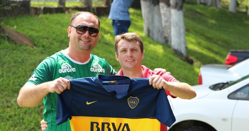Douglas Dorneles (a esquerda): o repórter de 36 anos era repórter esportivo da Rádio Chapecó e acompanhava o clube diariamente. – Foto: Arquivo Pessoal
