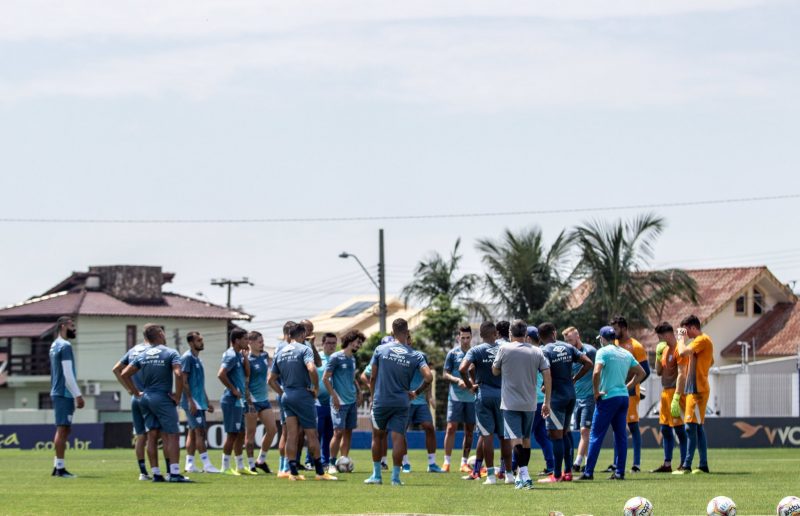 <strong>ABRIL</strong>: O elenco recebeu férias devido a incerteza gerada pelo momento pandêmico. Diretoria cogitou reduzir 25% salários se o estadual não voltasse até 21 de abril. Sem a volta do futebol, os jogadores do Leão retornaram de férias no fim do mês e iniciaram os treinamentos de maneira online – Foto: Leandro Boeira/Avaí/ND