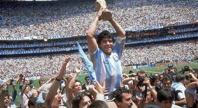 Duas semanas após passar por uma cirurgia, Diego Armando Maradona, o maior ídolo do futebol argentino, morreu, aos 60 anos, em Buenos Aires, no dia 25 de novembro. Maradona deu o título da Copa do Mundo de 1986 à Argentina e fez história com “La Mano de Dios”, o gol que eliminou a Inglaterra e lavou a alma dos argentinos. Irreverente dentro e fora de campo, Maradona moveu multidões até mesmo em sua despedida. A Argentina decretou luto oficial de três dias e em todo o mundo se multiplicaram as homenagens e reverências ao camisa 10 – Foto: Redes Sociais/Reprodução