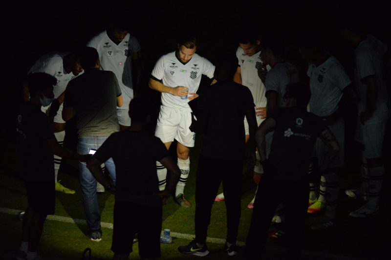 Apag&atilde;o no est&aacute;dio Barrad&atilde;o durou 20 minutos. Mais uma derrota para o Figueirense. Foto: Jefferson Peixoto/Futura Press/Estad&atilde;o Conte&uacute;do/ND