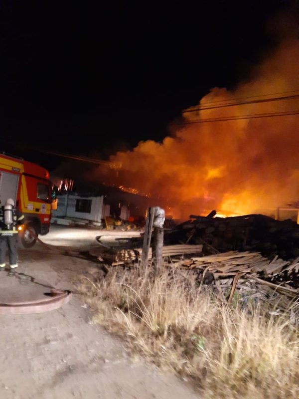 Incêndio atinge madeireira na BR-280