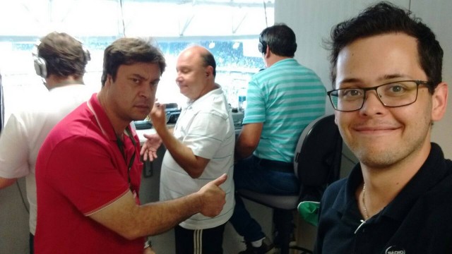 Gelson Galiotto (de vermelho): narrador da rádio Super Condá. O gaúcho de Rondinha tinha 41 anos e estava na emissora desde 2001. – Foto: Arquivo Pessoal
