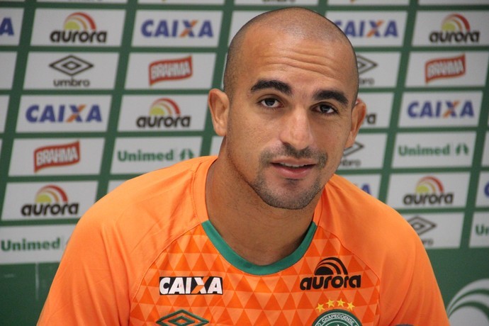 Gil: o volante de 29 anos havia sido contratado pela Chapecoense em 2016. Natural de Santo Antônio (RN), começou a vida de jogador no Mogi Mirim. Passou por clubes como Coritiba, Vitória e Ponte Preta. – Foto: Reprodução/Chapecoense