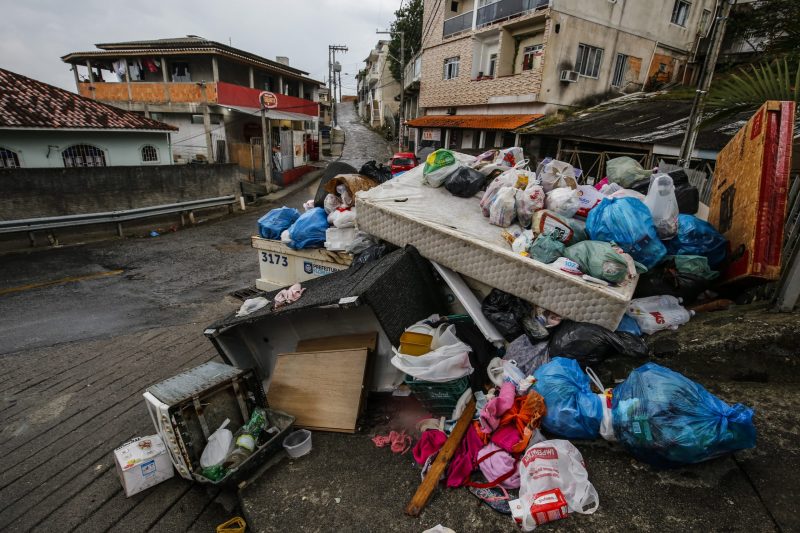 Lixo acumulado em rua de Florian&oacute;polis – Foto: Anderson Coelho/ND