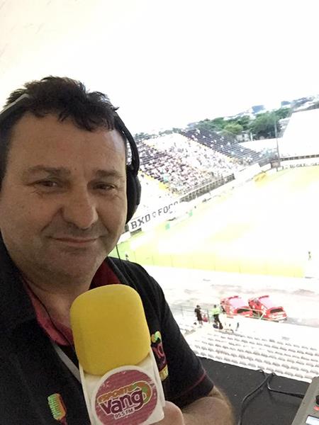 Jotha Biavatti: Jacir Biavatti tinha 46 anos e era comentarista esportivo da RIC TV e repórter da rádio Vanguarda. – Foto: Arquivo Pessoal