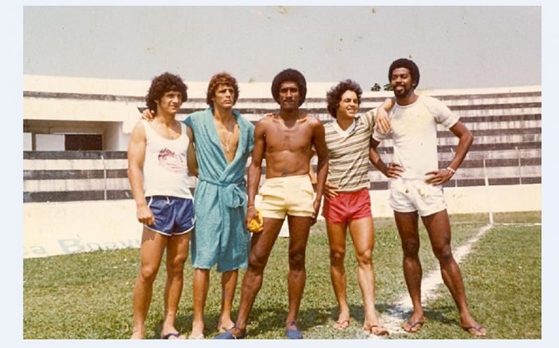 Em 1979, alguns jogadores do Figueirense posaram para a fotografia enquanto aguardavam o hor&aacute;rio do treinamento no est&aacute;dio Orlando Scarpelli. Notem que os atletas ainda est&atilde;o de chinelos, relaxados. Da esquerda para a direita: Vacaria, Carlinhos (num vistoso roup&atilde;o azul), Cabral, Marquinhos e Celso. (Escala&ccedil;&atilde;o repassada pelo Baldu&iacute;no). – Foto: Arquivo Rodrigo Daroschi/Adalberto Kl&uuml;ser/ND
