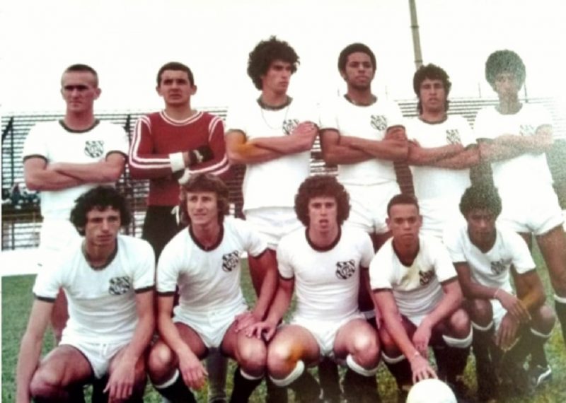Time do Figueirense de Juniores, em 1978. Em p&eacute;: Renato, Beto Ferreira, Jardim, Naninho, Edinho e Fatia. Agachados: Samir, Garcez, Maur&iacute;cio, Sebinho e Edinho (em mem&oacute;ria). Percebam ao fundo, as arquibancadas met&aacute;licas do Est&aacute;dio Orlando Scarpelli antes da grande reforma iniciado nos anos 1980. – Foto: Acervo Renato Americano/ND