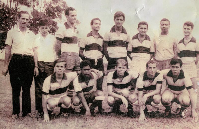 O leitor di&aacute;rio da coluna, Adriano Dutra, envia a foto do time do Meridional FC, formado por funcion&aacute;rios do saudoso Cine S&atilde;o Jos&eacute; no ano de 1966. O seu pai, Valdir Dutra, o grande produtor de espet&aacute;culos infantis do nosso teatro, &eacute; o ponta esquerda. Valdir depois treinou o Postal Telegr&aacute;fico. Atletas em p&eacute;: A&eacute;rcio, Verzola, Murilo, Ailson, Samoel e Vilmar. Agachados: Joaquim, &Eacute;lcio, Manoel, Mauro e nosso craque Valdir Dutras. Hummmm, ser&aacute; mesmo? – Foto: Acervo Fam&iacute;lia Dutra/ND